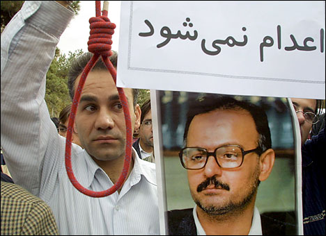 A noose, a picture of Hashem Aghajari and a placard reads 'Will Not Be Executed,' Tehran University, November 12, 2002.