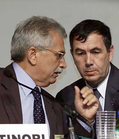 Italian fertility expert Severino Antinori and cloning expert Panos Zavos, cloning conference, Washington, August 7, 2001.