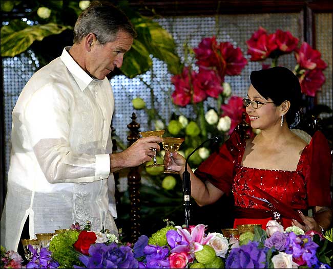 President Bush shares a toast with Philippine President Gloria Macapagal Arroyo, Manila Oct 18, 2003.