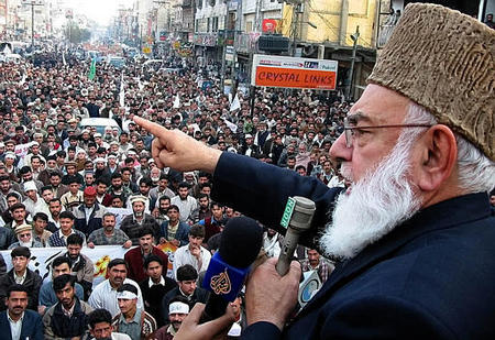 Leader of Mutahida Majlis-e-Amal Qazi Hussain Ahmed speaks with the hundreds of religious hardliners rallied in support of Pakistani nuclear scientists, Rawalpindi, Pakistan, January 25, 2004.