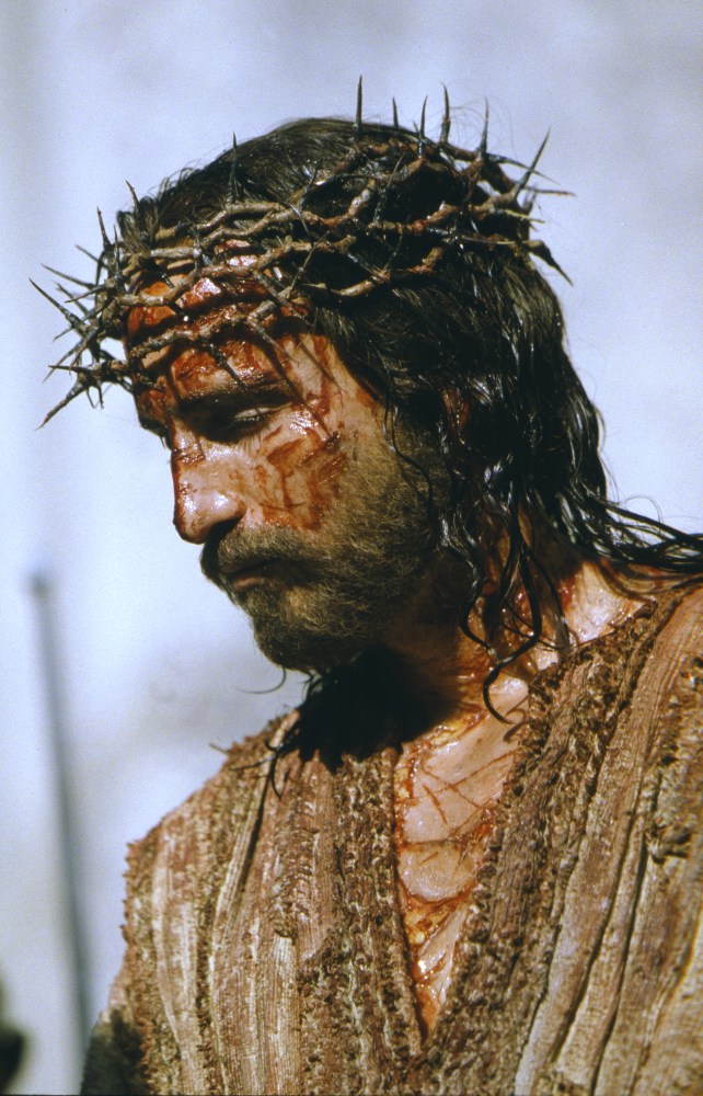 Jim Caviezel as Jesus with crown of thorns and scarlet robe to mock him as 'The King of the Jews' in The Passion of the Christ (2004)