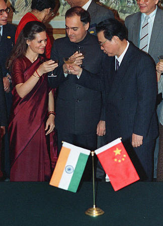 Sonia Gandhi, Indian Prime Minister Rajiv Gandhi and China's Premier Li Peng toast after the signing of three Sino-Indian agreements, Beijing, December 22, 1988.