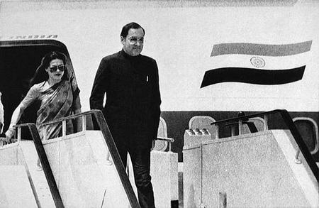 Indian Prime Minister Rajiv Gandhi and his wife Sonia arrive at the New Delhi airport, May 26, 1985.