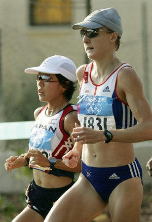 Paula Radcliffe of Britain, right, runs with Mizuki Noguchi of Japan during the women's Marathon at the Summer Olympic Games in Athens, Greece, August 22, 2004.