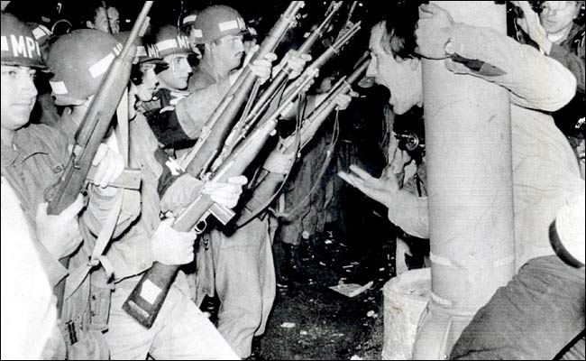 The violent clashes between the police and demonstrators, Chicago, 1968.