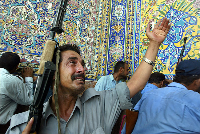 Iraqi police officers, backed by American soldiers and armor, converged on the area around the shrine, with the Americans moving to within 75 yards and then dropping back, Aug 27, 2004.