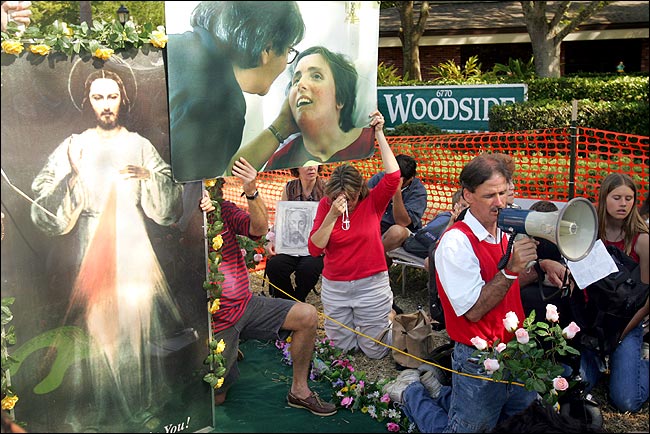 Demonstrators pray and hold a vigil outside Terri Schiavo's Woodside hospice, Pinellas Park, Florida, March 30, 2005.