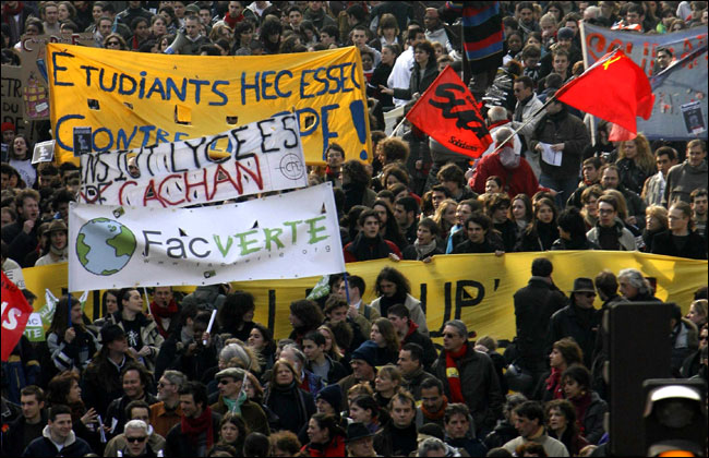 Students protest along with teachers, workers, retirees and opposition and leftist groups, over a law giving employers two years to fire workers without cause, Paris, March 18, 2006.
