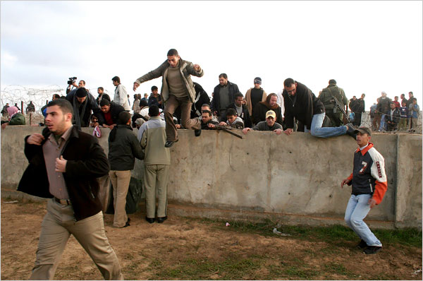 Palestinians use machine guns and wireless devices in their new invasion of Egypt, January 23, 2008.