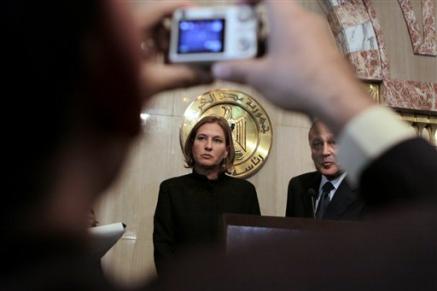 Israeli Foreign Minister Tzipi Livni talks during a news conference with her Egyptian counterpart Ahmed Abul-Gheit, in the front of Egyptian Presidency logo at the Presidential palace, following her meeting with Egyptian President Hosni Mubarak, Cairo, Egypt, December 25, 2008.