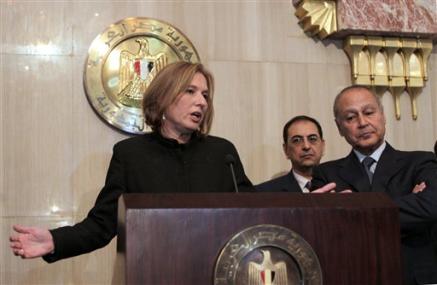 Israeli Foreign Minister Tzipi Livni talks during a news conference with her Egyptian counterpart Ahmed Abul-Gheit, in the front of Egyptian Presidency logo at the Presidential palace, following her meeting with Egyptian President Hosni Mubarak, Cairo, Egypt, December 25, 2008.