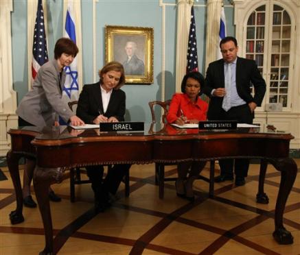 Israeli Foreign Minister Tzipi Livni, seated, left, and Secretary of State Condoleezza Rice, seated, participate in a signing ceremony of an agreement intended to assure that Hamas militants will not be able to rearm if the Jewish state agrees to a Gaza cease-fire, State Department, Washington, January 16, 2009.