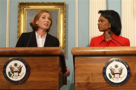 Israeli Foreign Minister Tzipi Livni, left, talks as Secretary of State Condoleezza Rice, right, looks on during a signing ceremony of an agreement intended to assure that Hamas militants will not be able to rearm if the Jewish state agrees to a Gaza cease-fire, State Department, Washington, January 16, 2009.