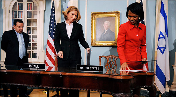 Israeli Foreign Minister Tzipi Livni, left, and Secretary of State Condoleezza Rice, after signing an agreement intended to assure that Hamas militants will not be able to rearm if the Jewish state agrees to a Gaza cease-fire, State Department, Washington, January 16, 2009.