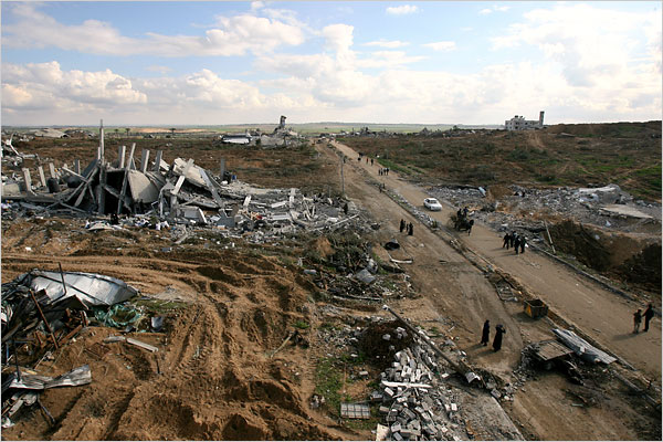 Thousands of Gazans take advantage of a unilateral cease-fire announced by Israel late night before to return home and take a look at what remained, January 18, 2009.