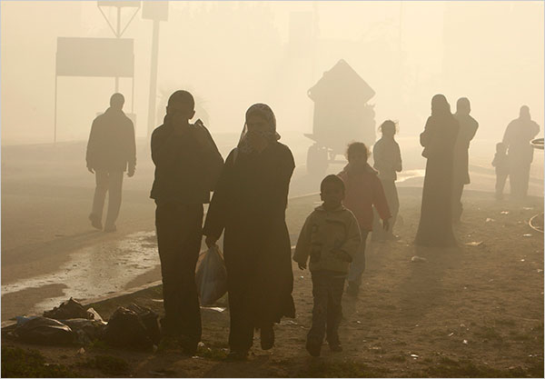 On the seventeenth day of Israels war against Gaza, Palestinians in northern Gaza Strip flee their houses, January 12, 2009.