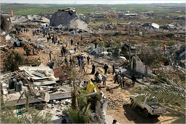 Palestinian families return to their homes in Jabaliya in the northern Gaza Strip after Israeli troops withdrew, January 18, 2009.