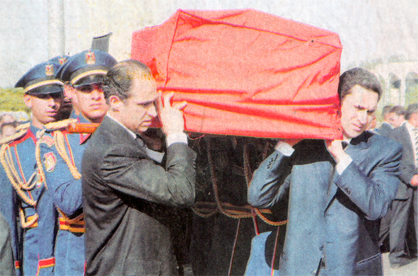 Gamal Mubarak and Alaa Mubarak carry the coffin of Mohammed, Alaa's son, Cairo, May 19, 2009.