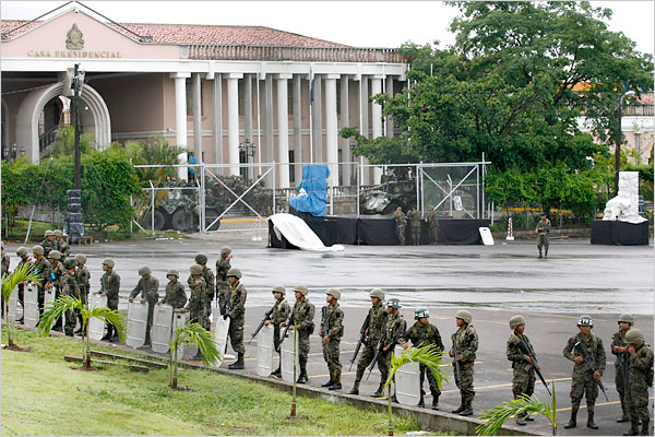 Soldiers block off the presidential house the day after the military ousted the left-wing President Manuel Zelaya and sent him to Costa Rica, Tegucigalpa, Honduras, June 29, 2009.