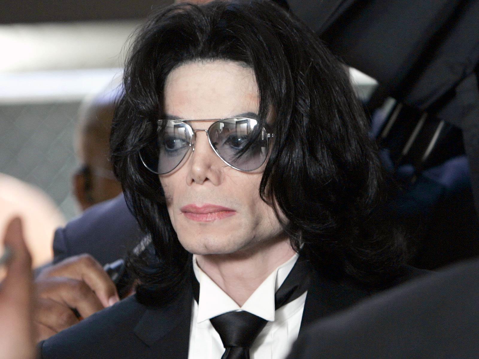 Michael Jackson exits the Santa Barbara County Superior Court after the verdict aquitting him of all 10 counts in the child molestation and conspiracy case against him was read, Santa Maria, California, June 13, 2005.
