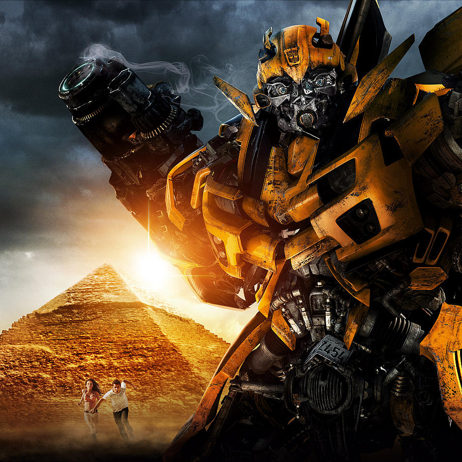 Mikaela Banes (Megan Fox), Sam (Shia LaBeouf) and Bumblebee in 'Transformers -Revenge of the Fallen' (2009).