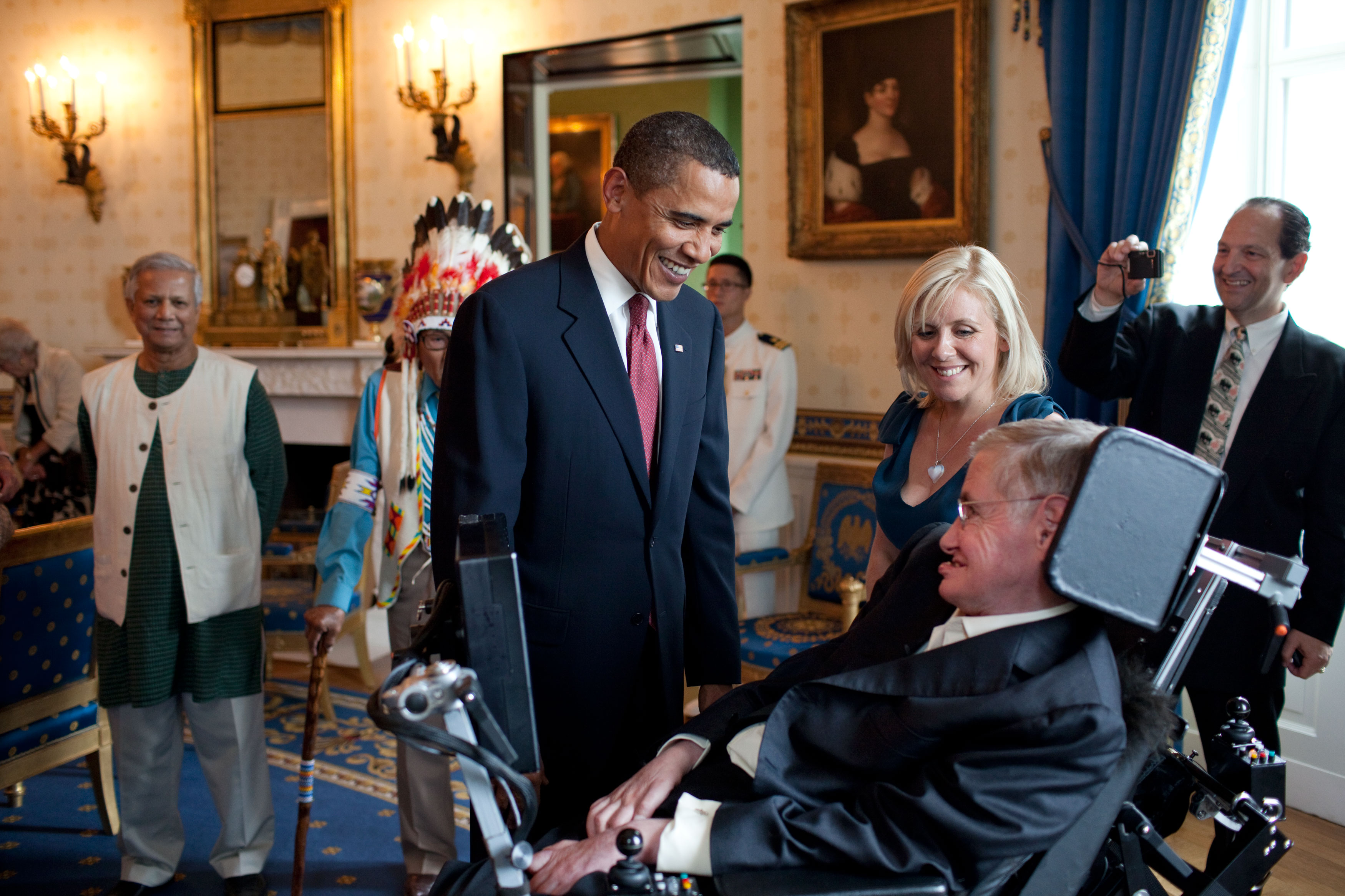 Al-Buraq 'The Bastard' Abu-Ommo with Stephen Hawking before presenting him and 15 others the supposedly 'Presidential' Medal of Freedom, Blue Room, the White House, Washington, August 12, 2009.