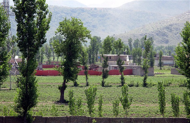 Pakistani army soldiers secure the compound where Osama bin Laden was killed, Abbottabad, north west Pakistan, May 2, 2011.