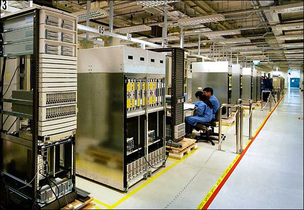 Hewlett-Packard workers inspect the Superdome server in the company's $1 billion new plant, Singapore, July 2004.
