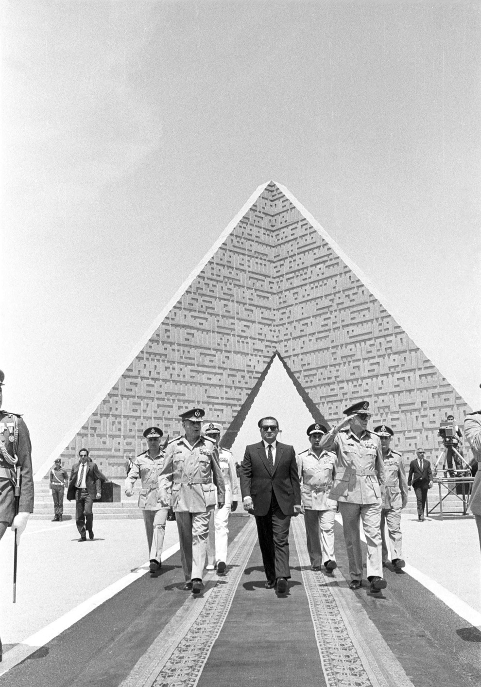 Egyptian President Hosni Mubarak, flanked by his Defense Minister Field Marshall Abdul-Halim Abu-Ghazala (L) and Chief of Staff Lieutenant General Ibrahim Orabi (R), visits the tomb of the Unknown Soldier, Cairo, April 24, 1986.