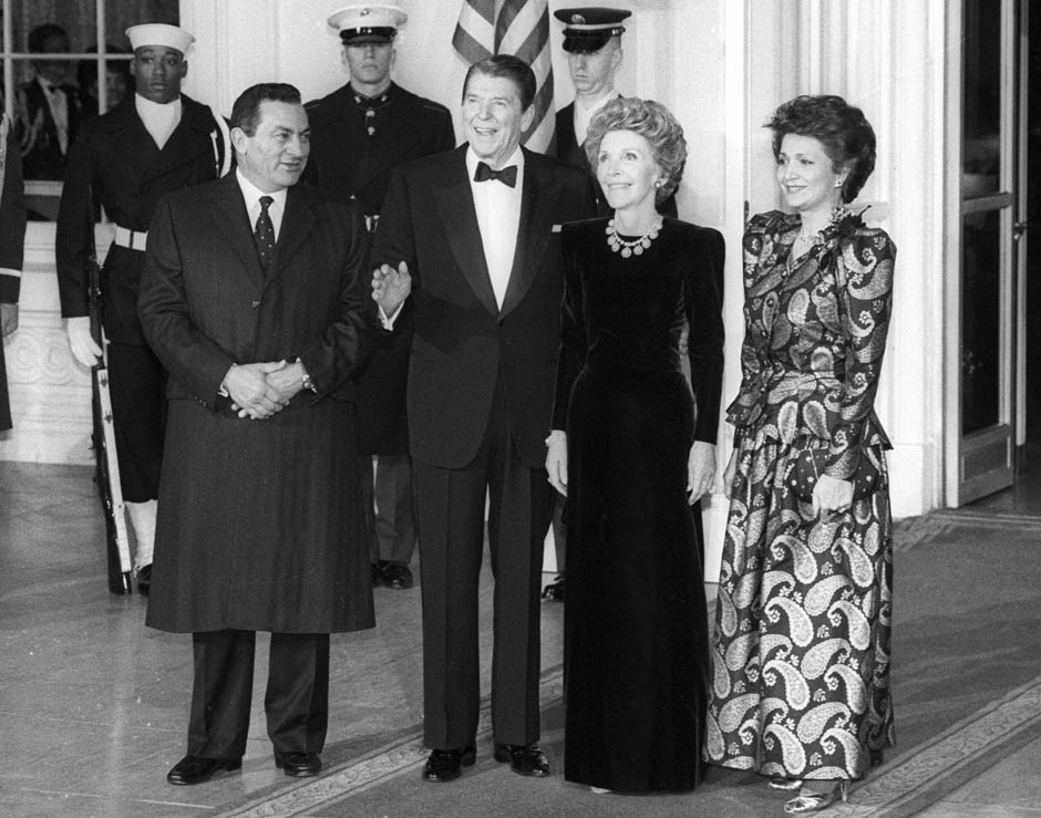 Egyptian President Hosni Mubarak (L) and his wife Suzanne Mubarak (R) pose with President Ronald Reagan and first lady Nancy Reagan before a state dinner in honor of Mubarak at the White House, Washington, D.C., January 28, 1988.