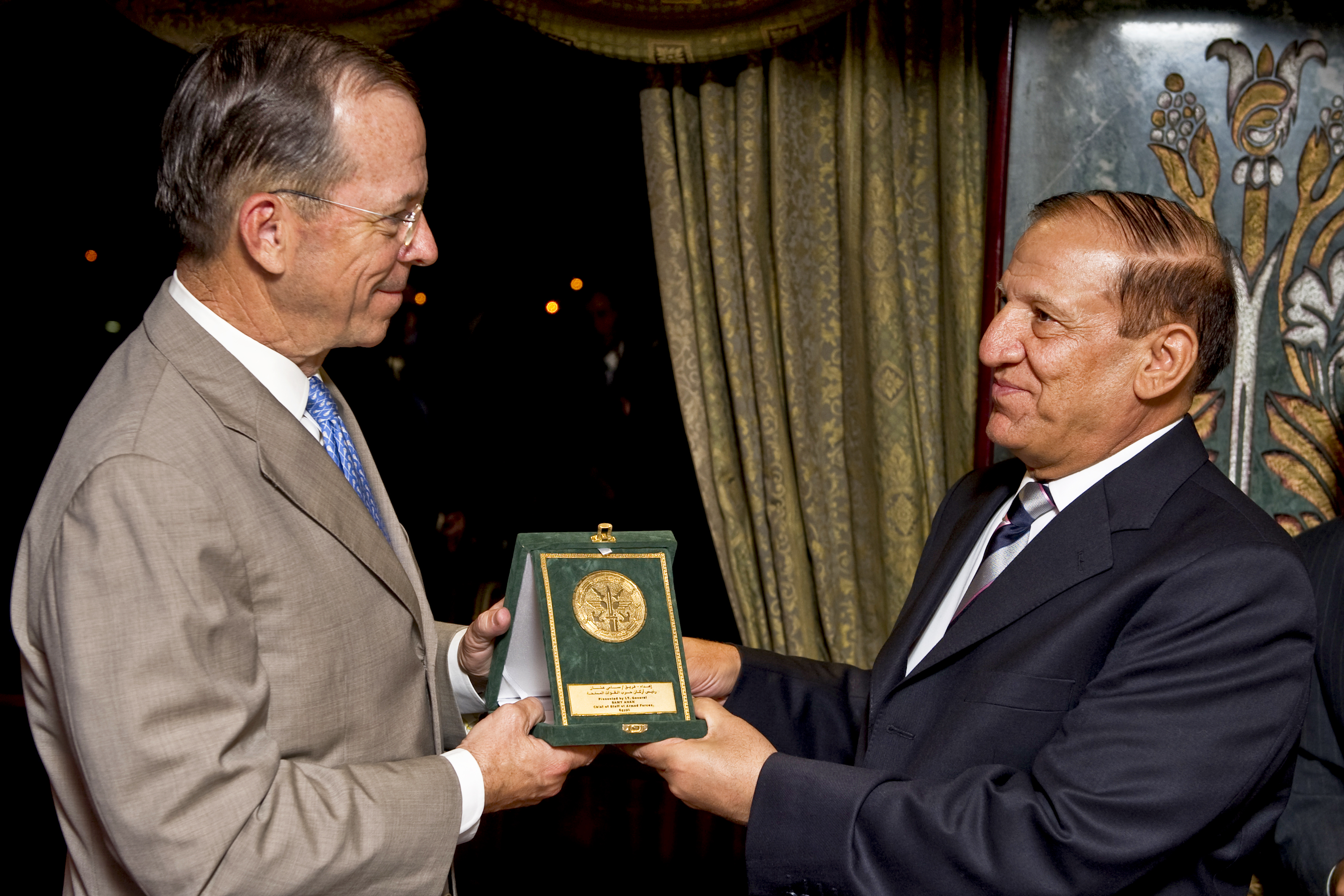 Egyptian Army Lt. General Sami Enan, chief of staff of the Egyptian Armed Forces, presents an award to U.S. Navy Admiral Mike Mullen, the chairman of the Joint Chiefs of Staff, Cairo, June 7, 2011.